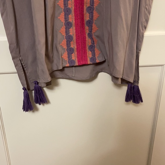 Tunic with cute tassel detail - Picture 4 of 4